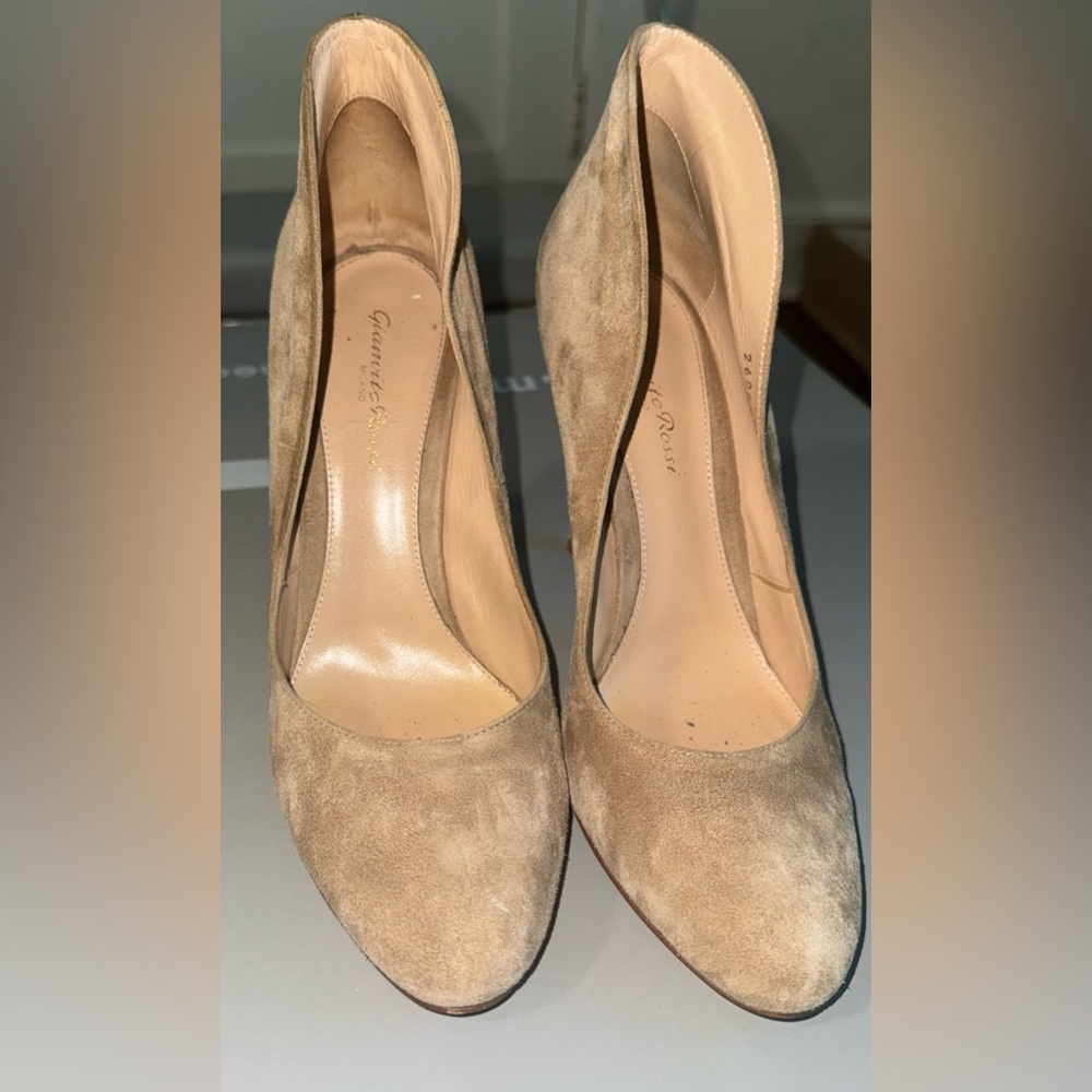 Gianvito Rossi Beige Suede Heels